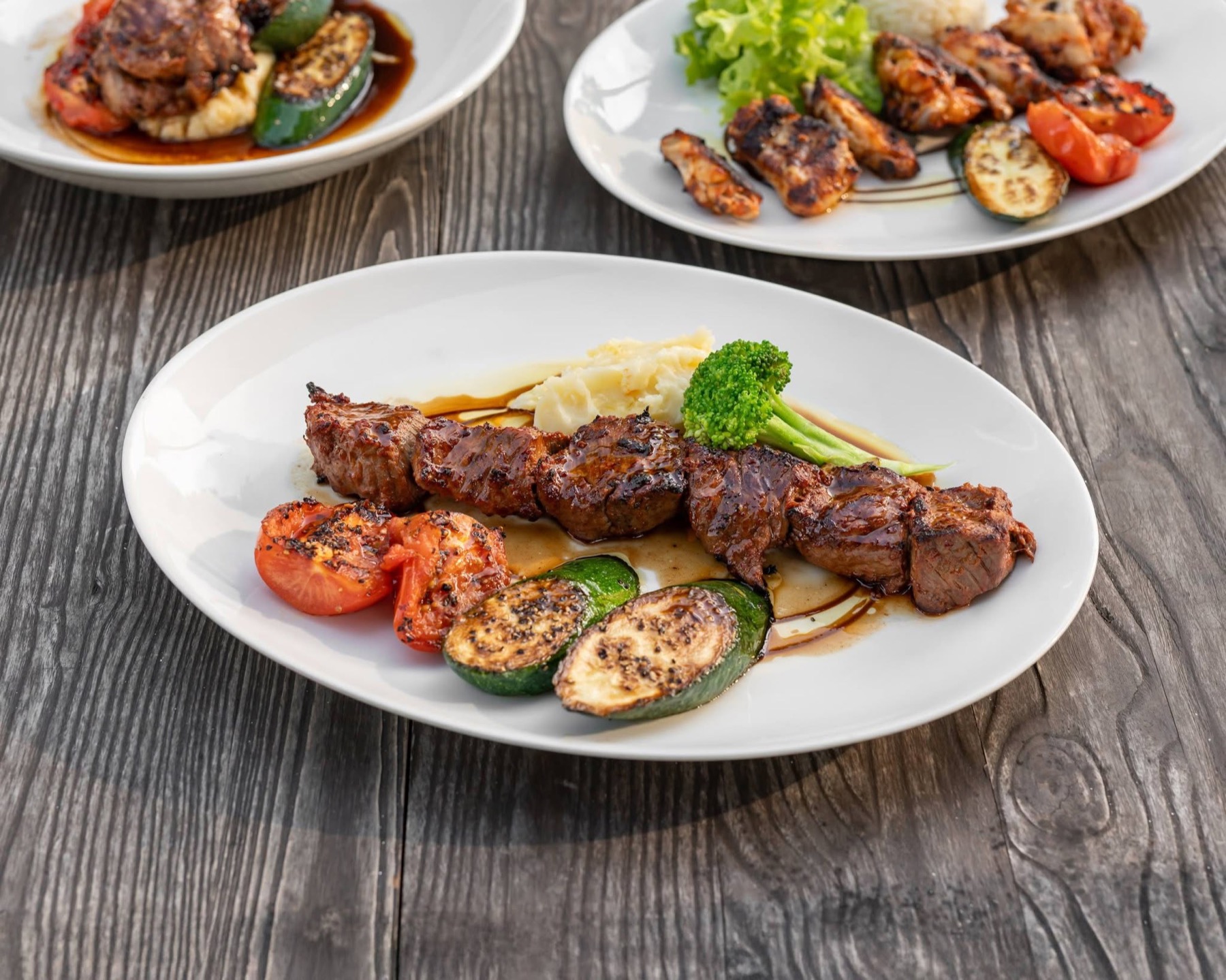 Charcoal-grilled plates with vegetables and jus